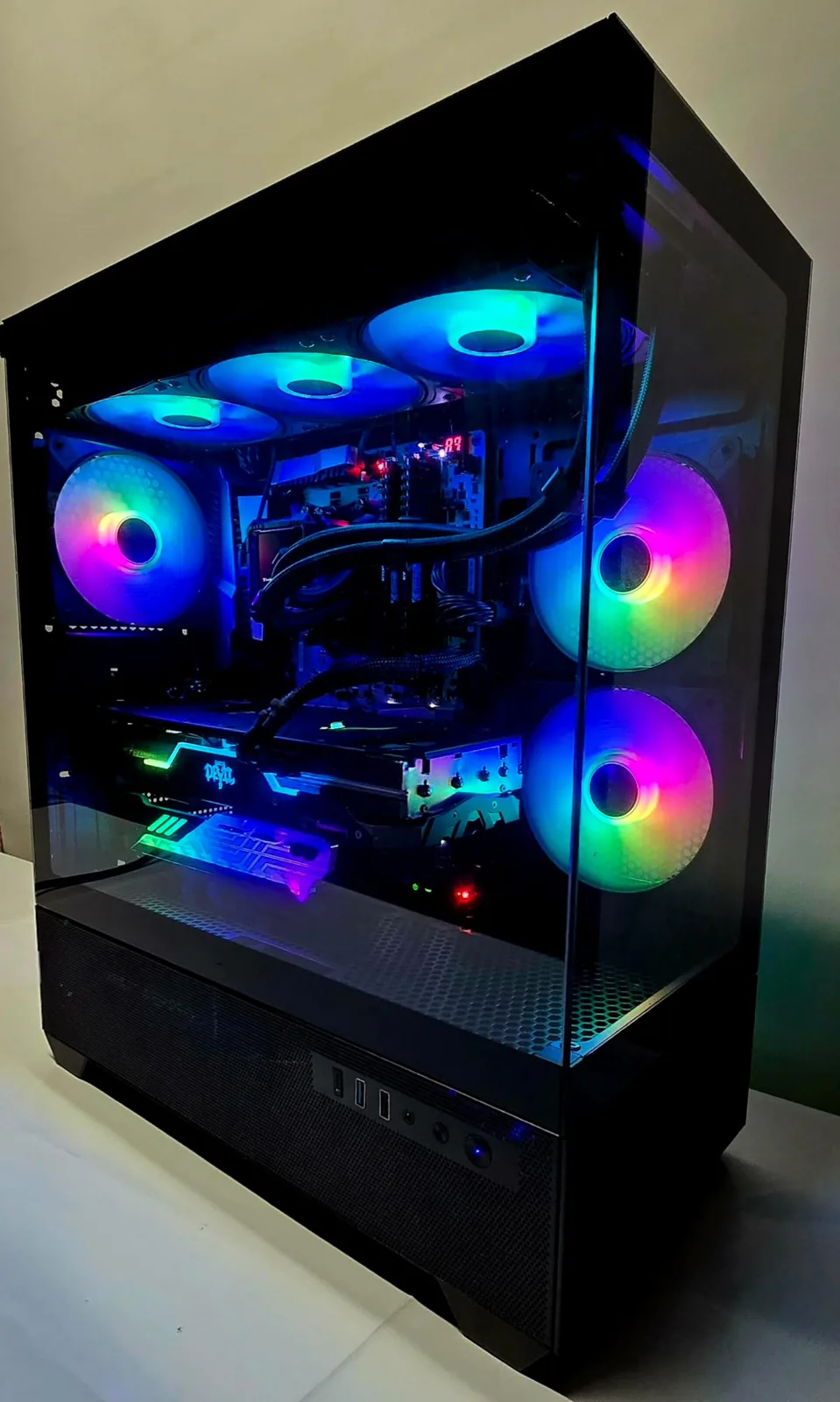 Custom Gaming-PC mit RGB-Beleuchtung, gebaut von RefurbIT in Hofbieber