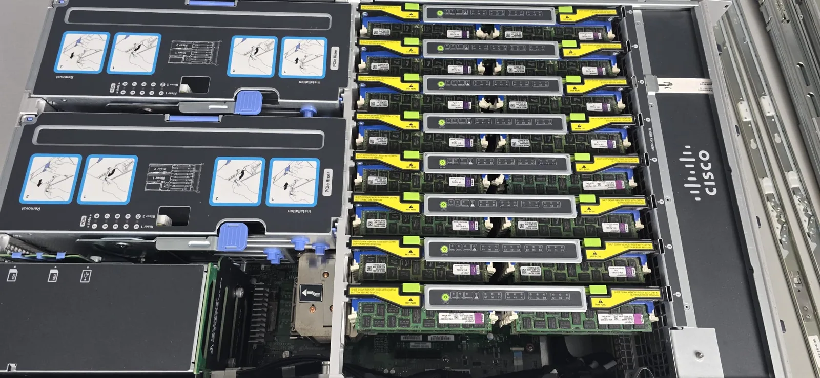 Server-Bau und -Wartung bei RefurbIT: Rack-Server im Aufbau