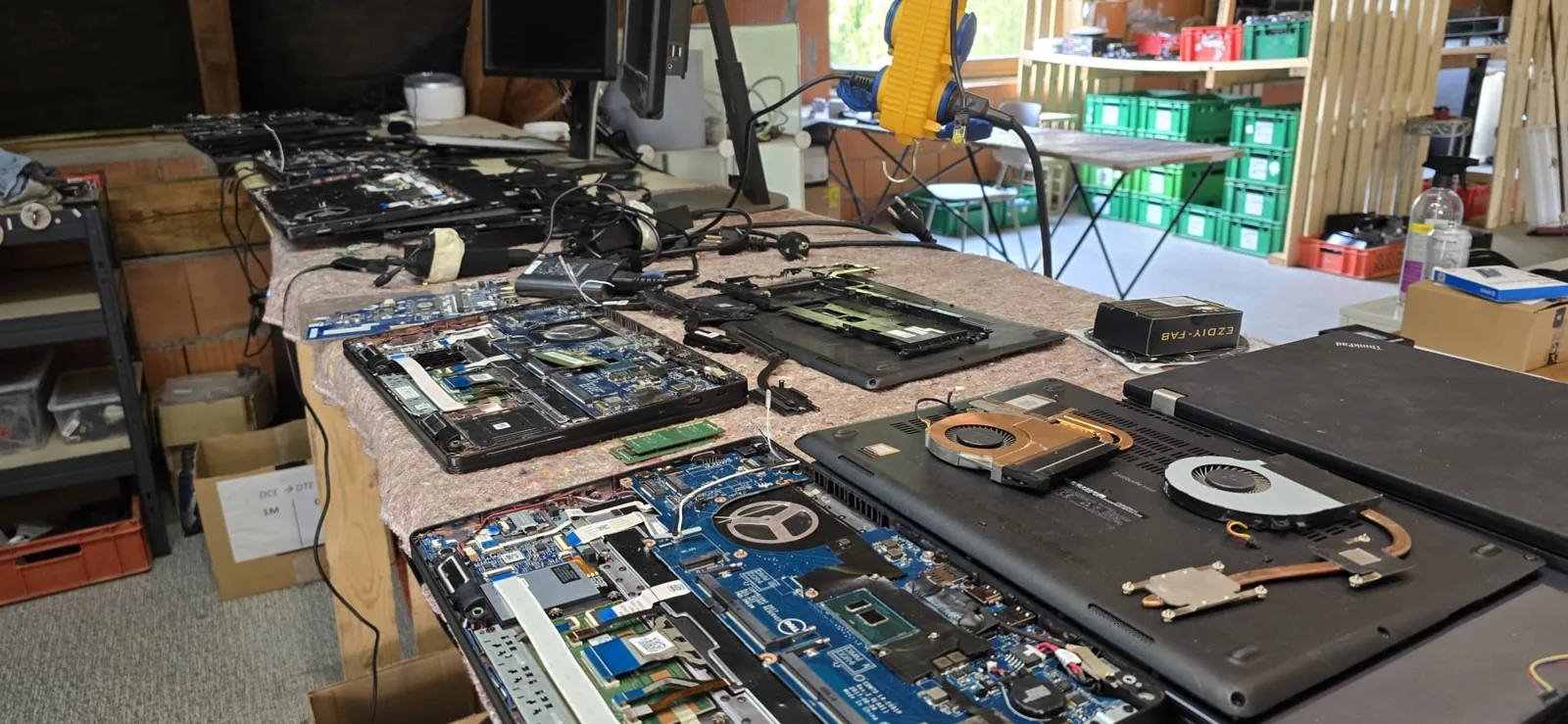 Endkontrolle eines aufbereiteten Rechners auf der Werkbank bei RefurbIT Hofbieber