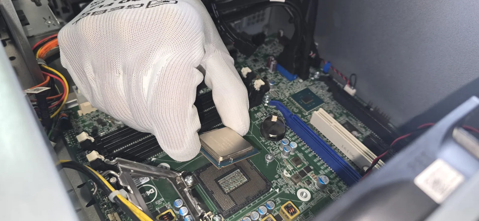 CPU-Einbau auf einem Dell-Mainboard mit ESD-Handschuhen in der RefurbIT-Werkstatt